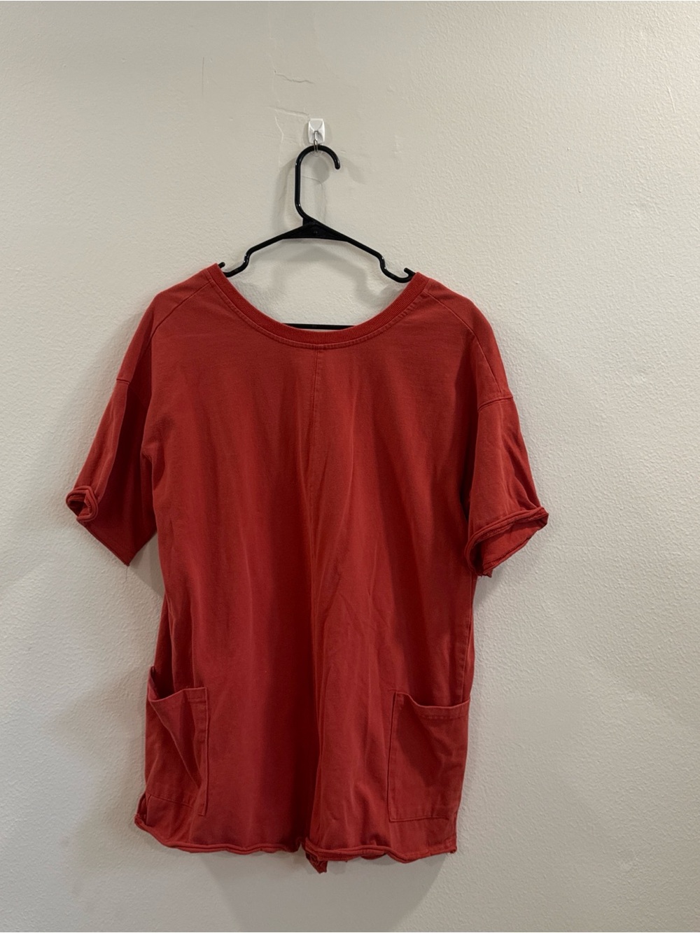 Casual Short Sleeve Pocket Tee in Rust Red